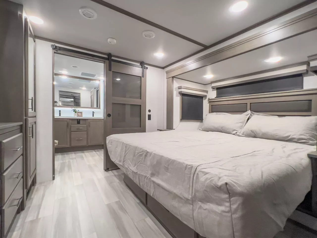 US-Caravan-Company-382WB-Schlafzimmer